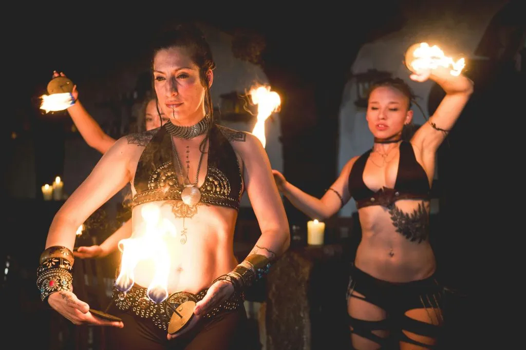 Experiência tcheca autêntica: Jantar e show medieval + tour pela cervejaria e pelo castelo