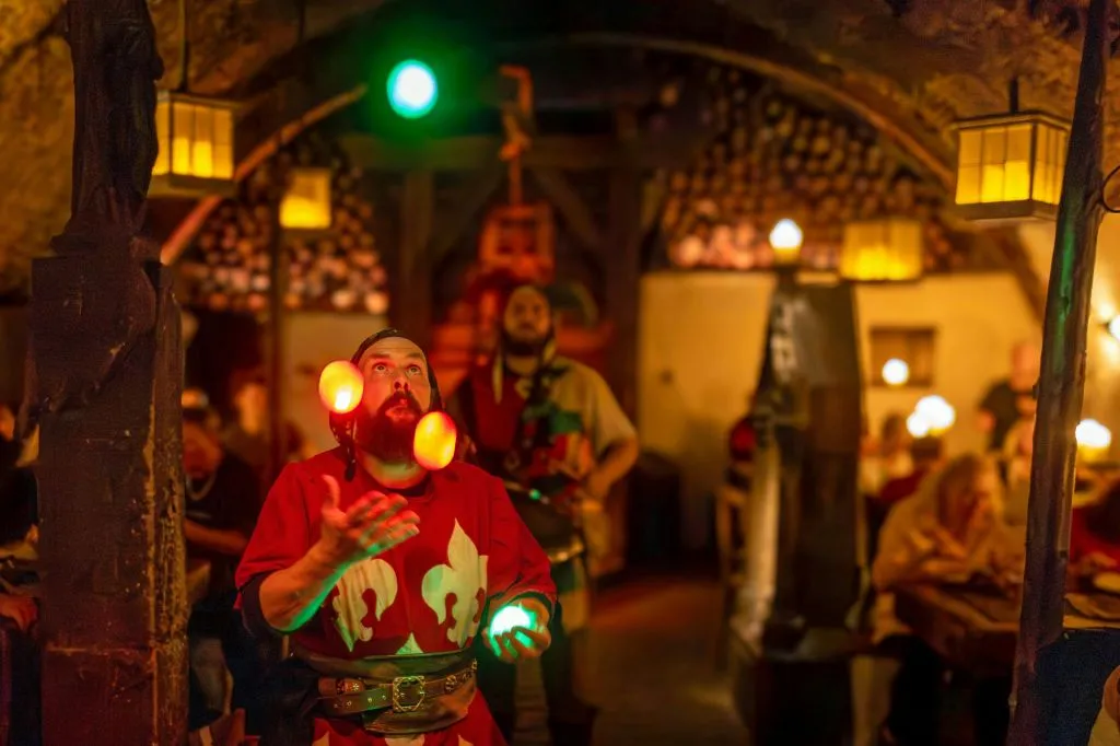 Experiência tcheca autêntica: Jantar e show medieval + tour pela cervejaria e pelo castelo