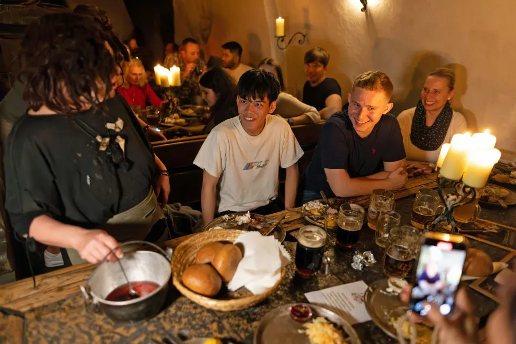 Experiência tcheca autêntica: Jantar e show medieval + tour pela cervejaria e pelo castelo