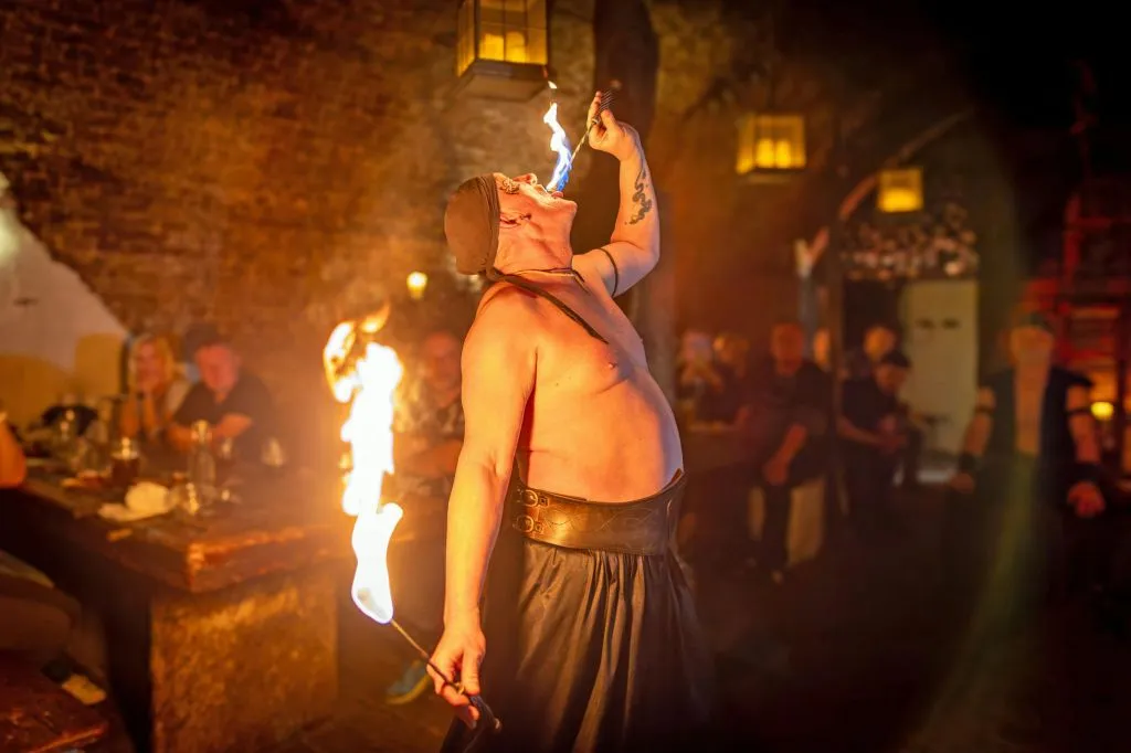 Experiência tcheca autêntica: Jantar e show medieval + tour pela cervejaria e pelo castelo