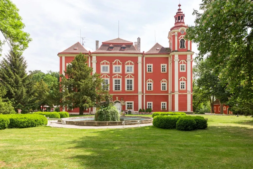 Experiência tcheca autêntica: Jantar e show medieval + tour pela cervejaria e pelo castelo