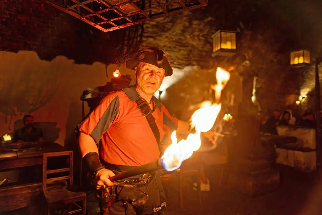 Experiência tcheca autêntica: Jantar e show medieval + tour pela cervejaria e pelo castelo