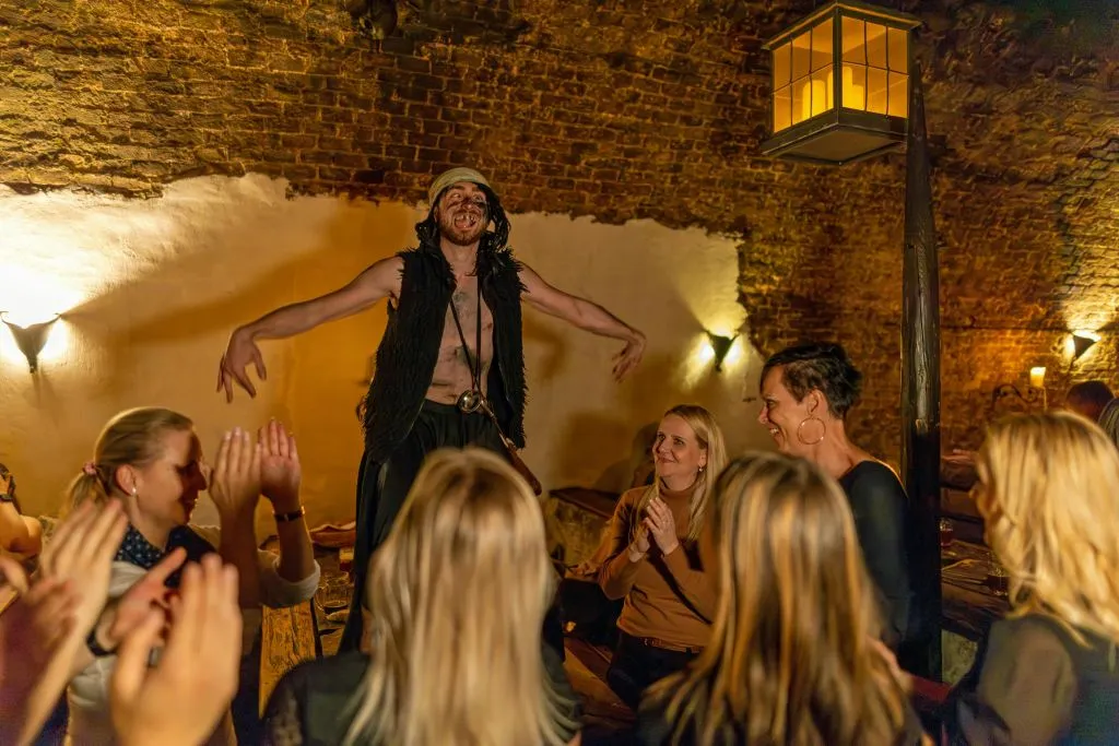 Experiência tcheca autêntica: Jantar e show medieval + tour pela cervejaria e pelo castelo