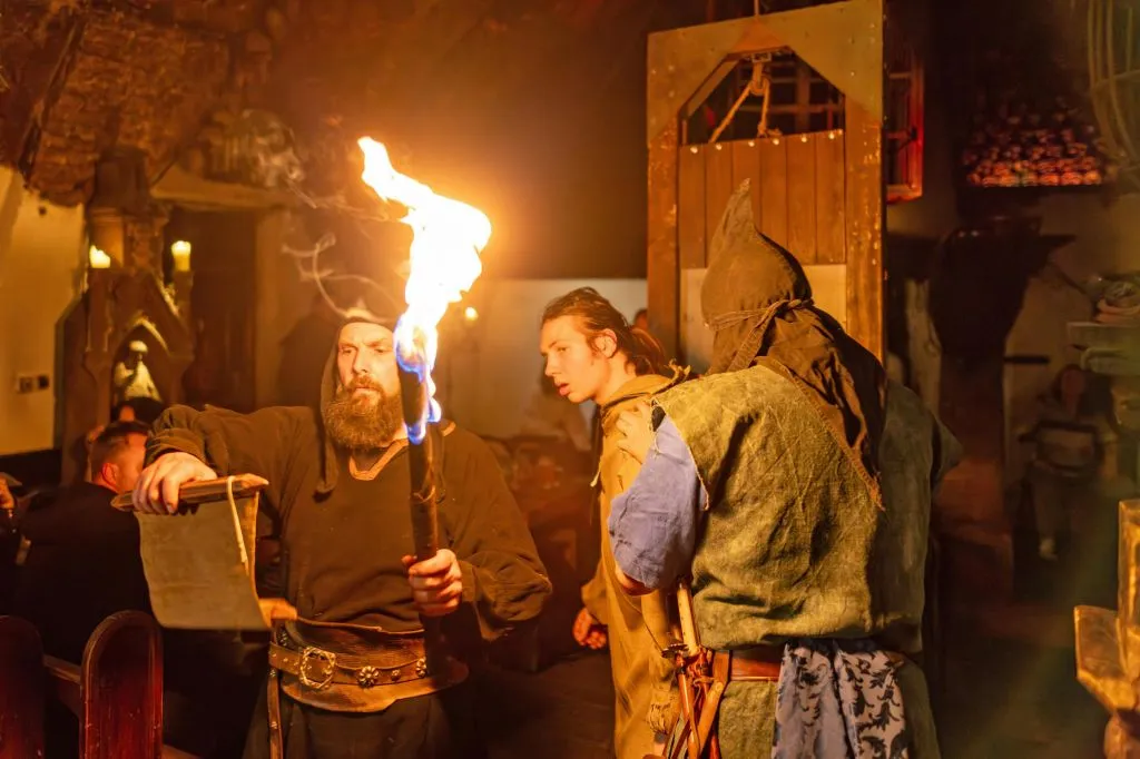 Experiência tcheca autêntica: Jantar e show medieval + tour pela cervejaria e pelo castelo