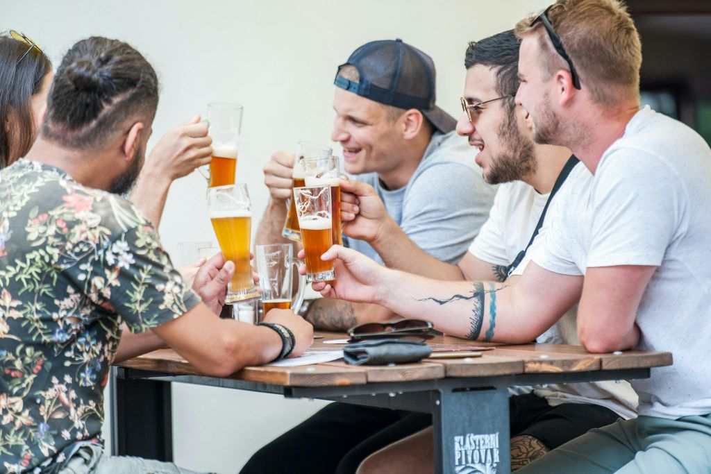 Praga: Visita guiada às cervejarias e pubs ao lado do castelo + ingresso para o bonde