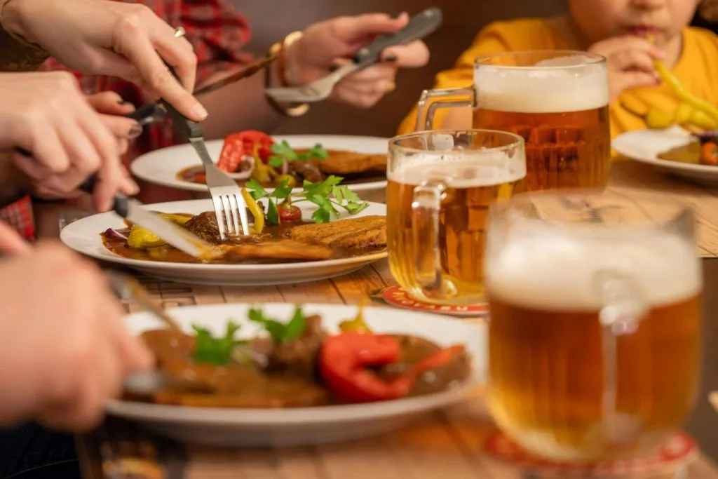 Praga: Passeio noturno com comidas e bebidas
