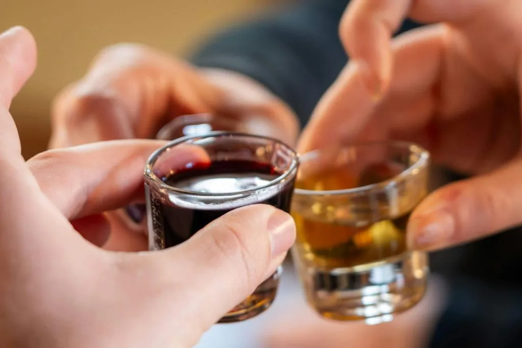 Praga: Passeio noturno com comidas e bebidas