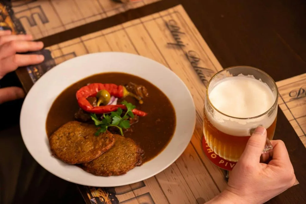 Praga: Passeio noturno com comidas e bebidas