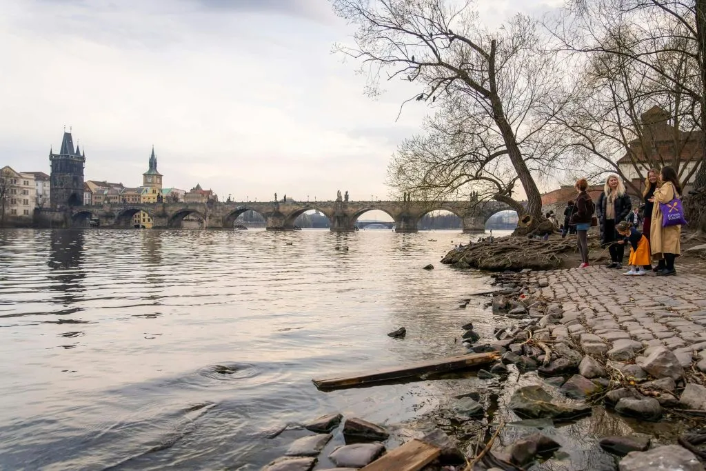Praga: Passeio noturno com comidas e bebidas