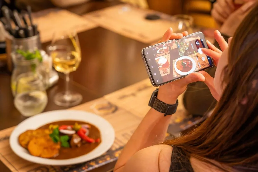 Praga: Passeio noturno com comidas e bebidas