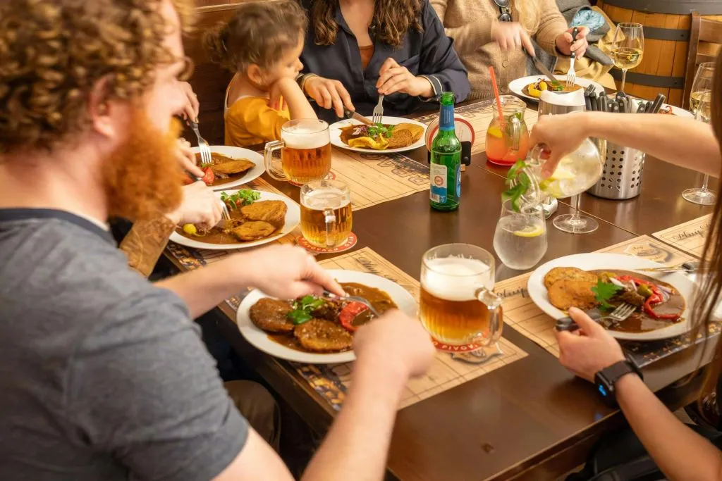 Praga: Passeio noturno com comidas e bebidas