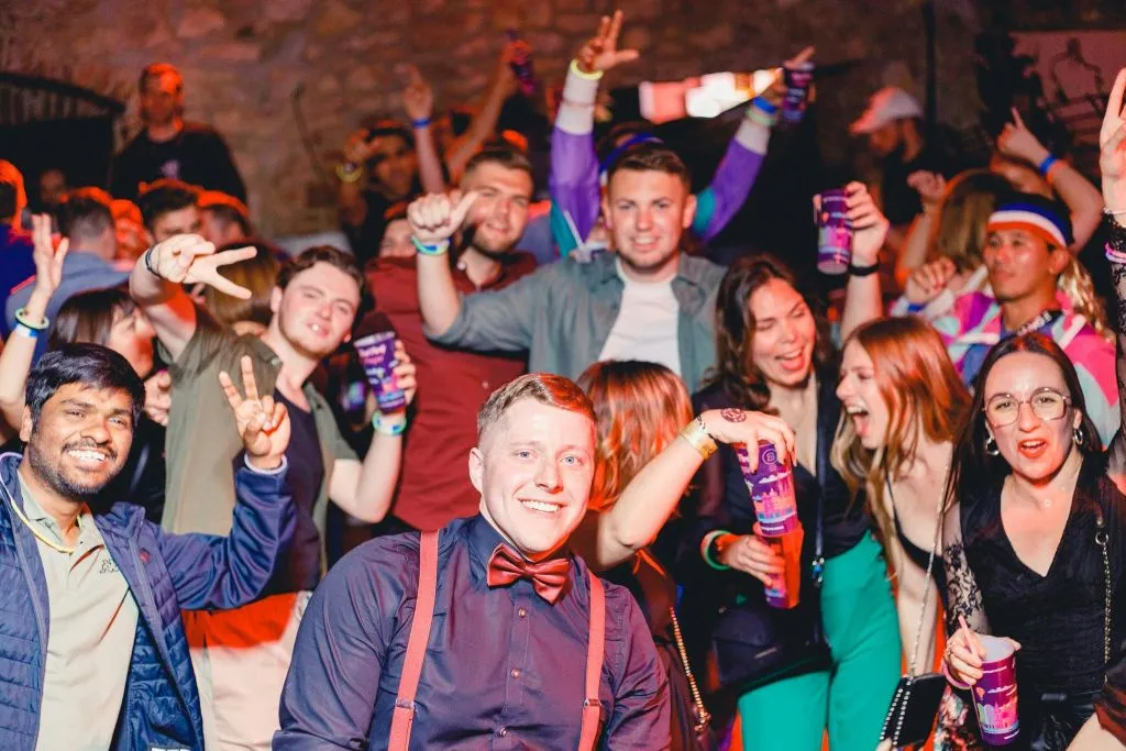 Praga: Fiesta en barco con bebidas ilimitadas