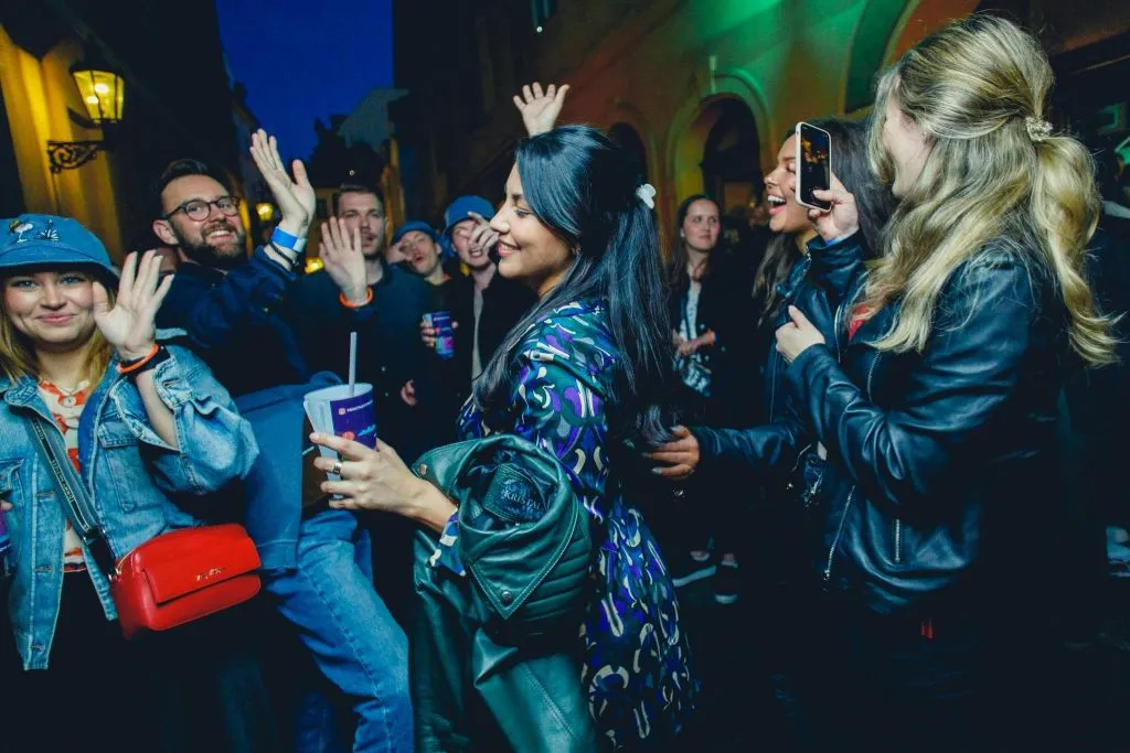 Praga: Fiesta en barco con bebidas ilimitadas