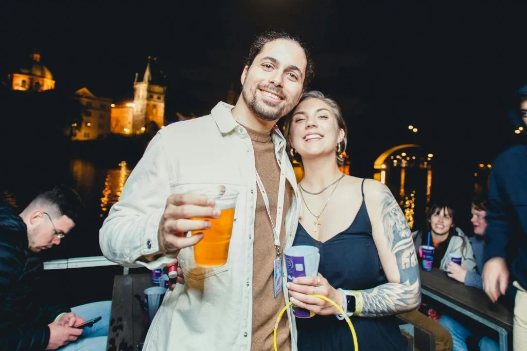 Praga: Fiesta en barco con bebidas ilimitadas