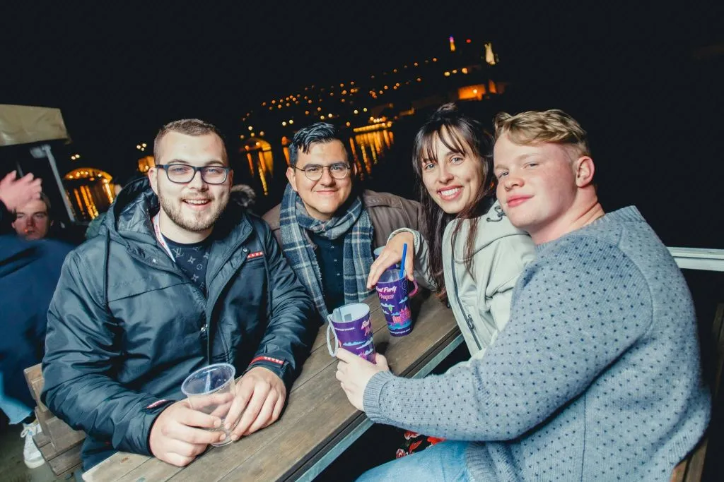 Praga: Fiesta en barco con bebidas ilimitadas