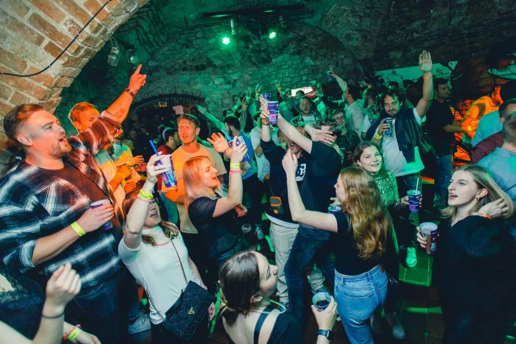 Praga: Fiesta en barco con bebidas ilimitadas