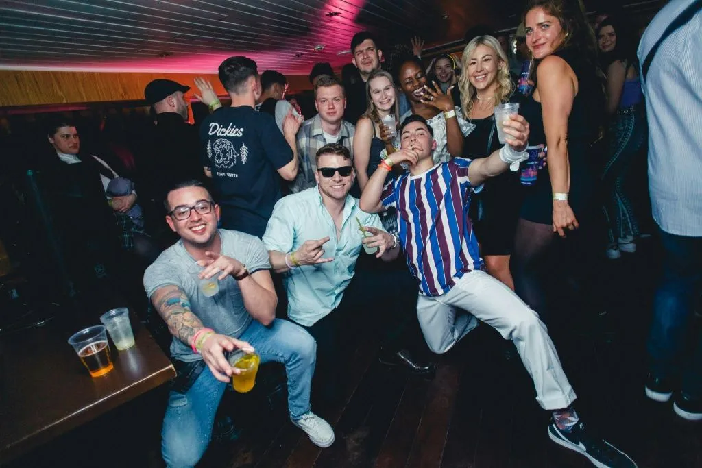 Praga: Fiesta en barco con bebidas ilimitadas