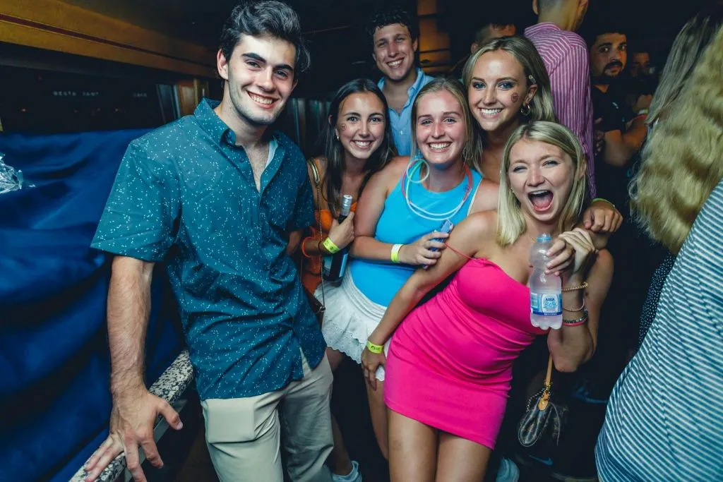Praga: Fiesta en barco con bebidas ilimitadas