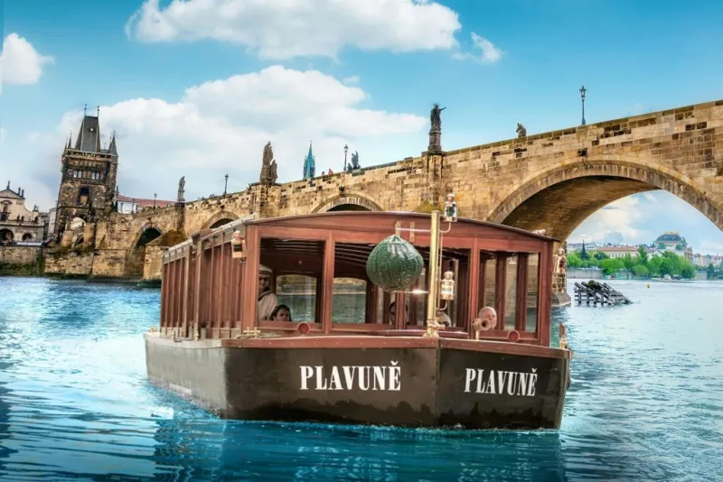 Praga: Visita guiada a pie por el Puente de Carlos + Crucero en barco por el río