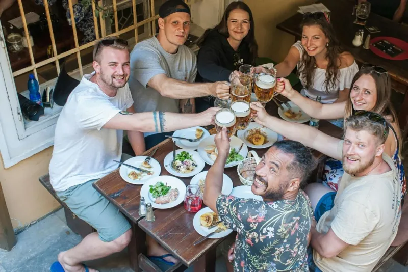 Praga: Visita guiada a la Ciudad Vieja con degustación de comida y cerveza