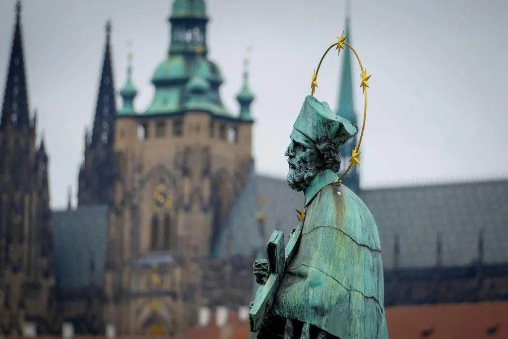 Praga: Visita guiada a la Ciudad Vieja con degustación de comida y cerveza