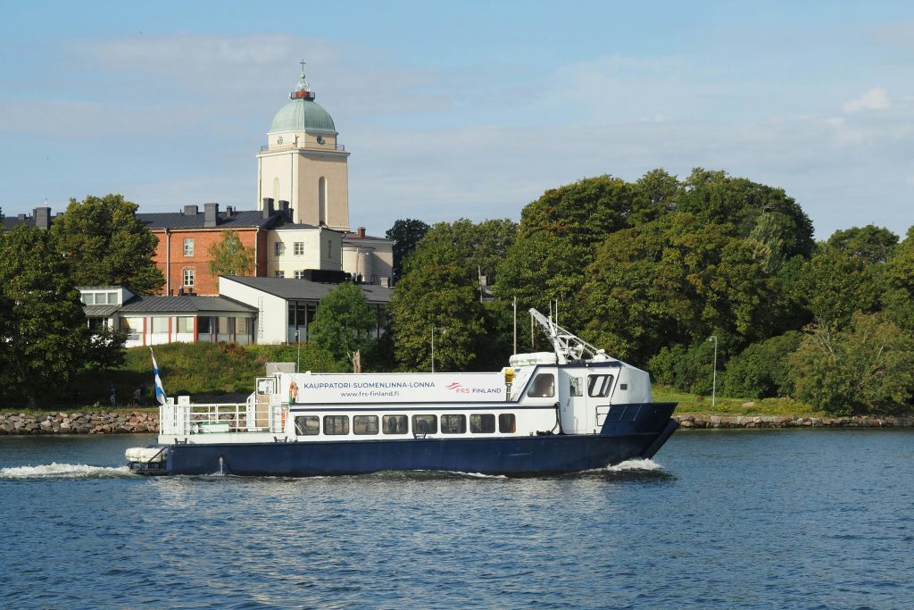Helsinki: Viaje en Ferry Hop-on Hop-off a Suomenlinna y Lonna