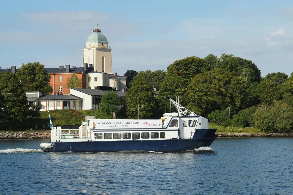 Helsinki : Traversée en ferry avec embarquement et débarquement à Suomenlinna et Lonna