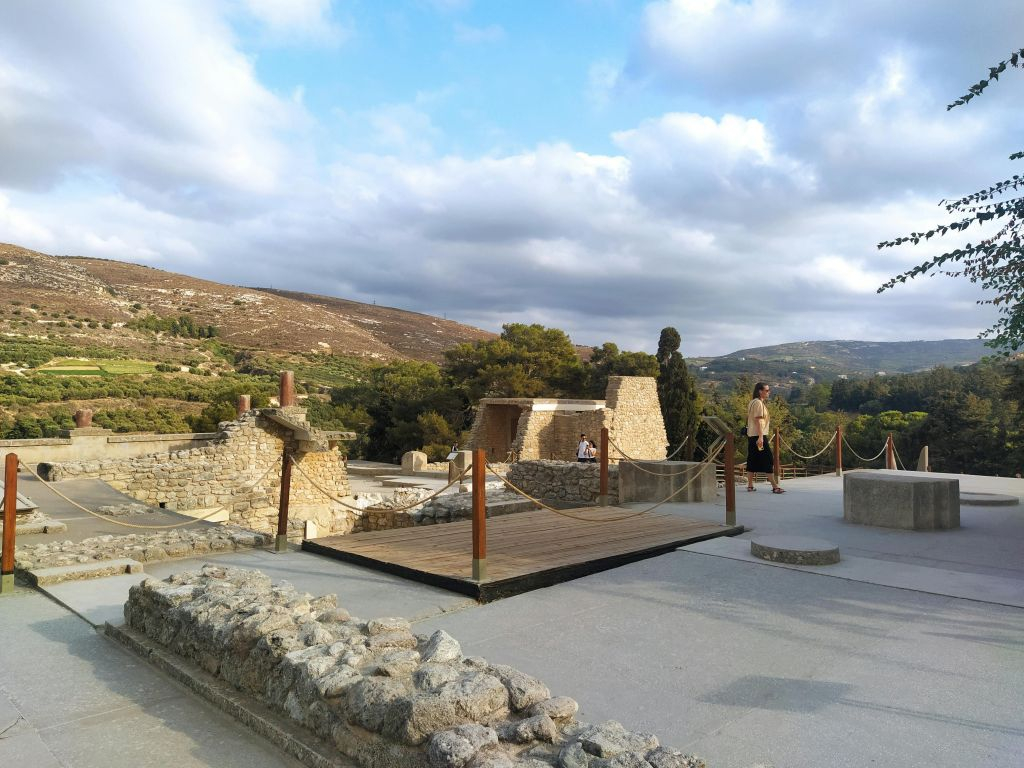 Palace of Knossos: Entry Ticket + Digital Hellenic Heritage Guide