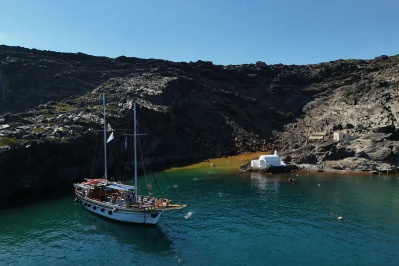 Volcán de Santorini y aguas termales