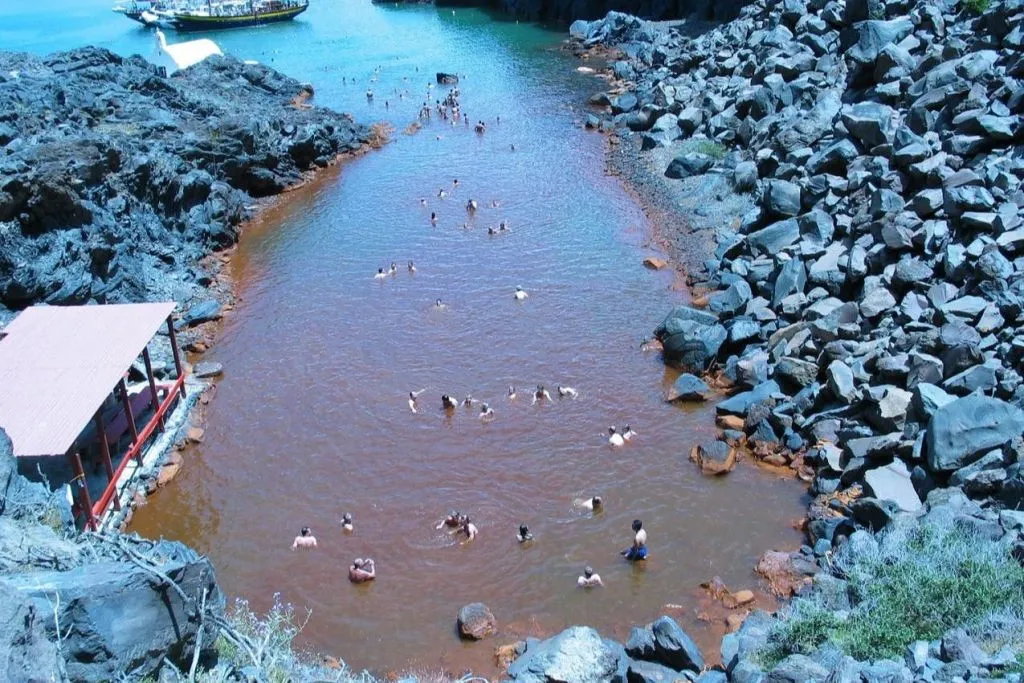 Volcán de Santorini y aguas termales