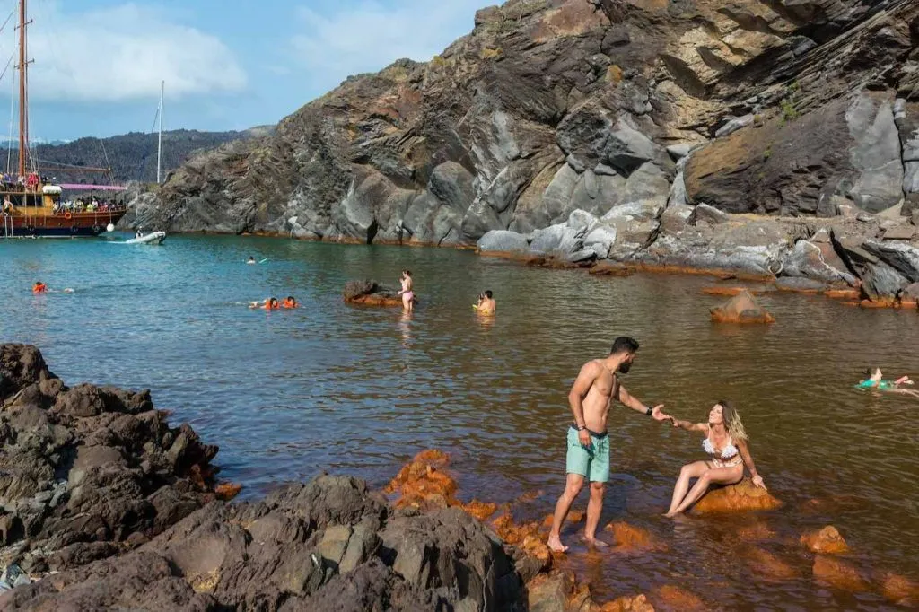 Santorini: Excursión guiada en barco por el volcán y las termas