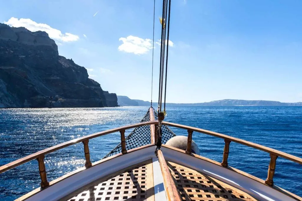 Santorini: Excursión guiada en barco por el volcán y las termas