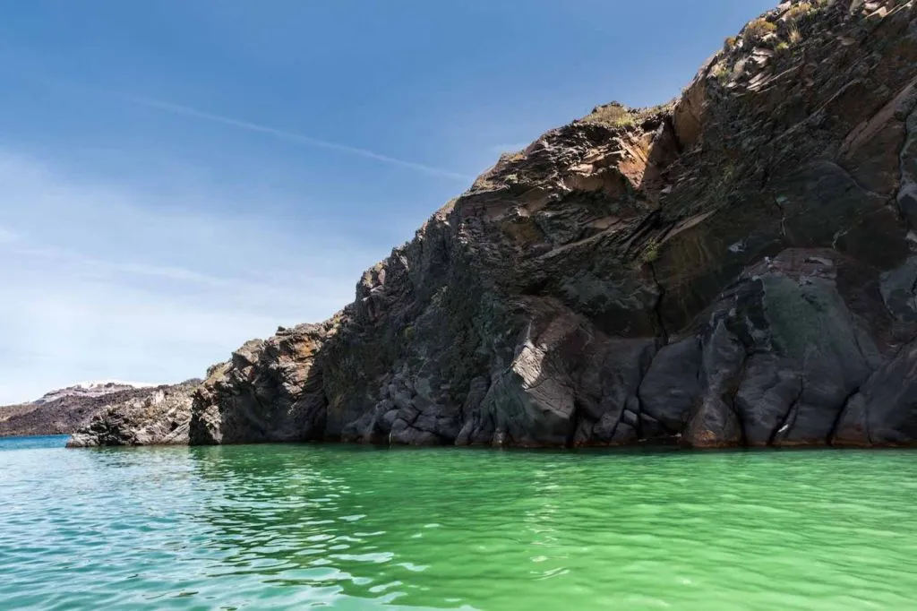 Santorini: Excursión guiada en barco por el volcán y las termas