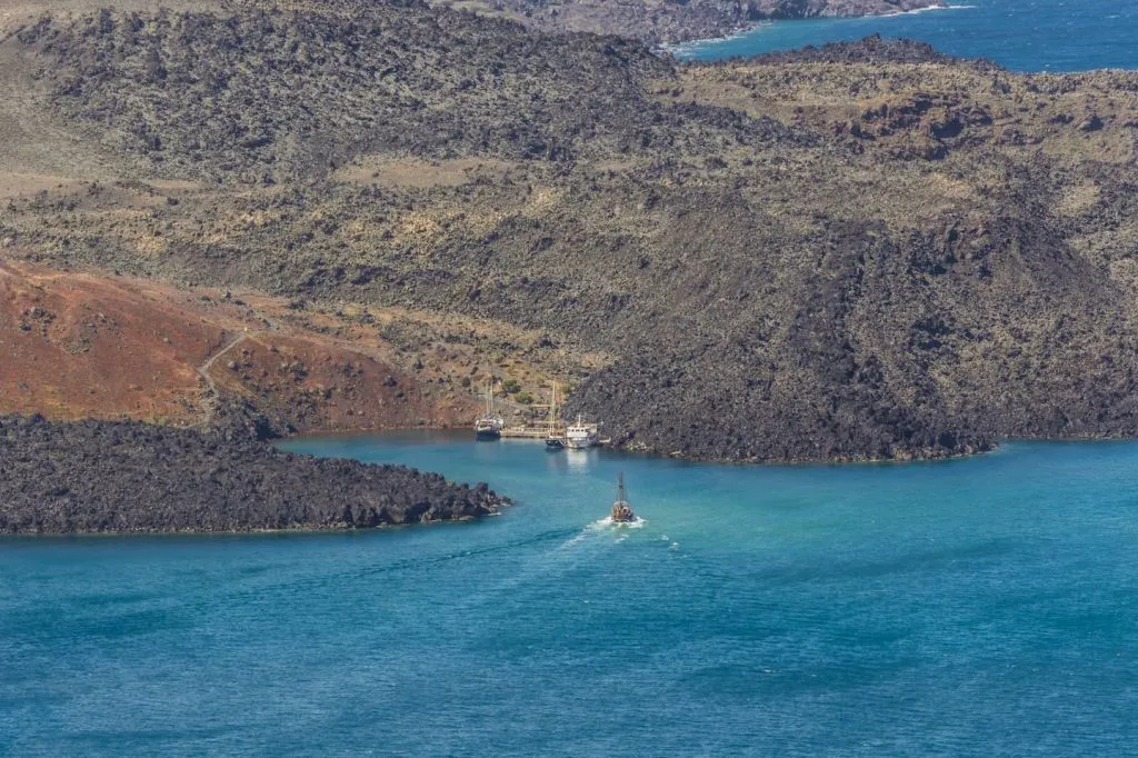 Santorini: Excursión guiada en barco por el volcán y las termas