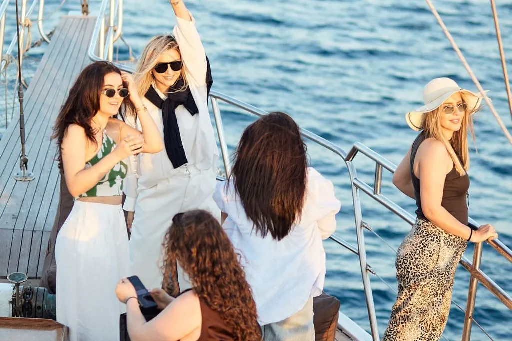 Athènes : Riviera Sunset Party Boat avec boissons et snacks