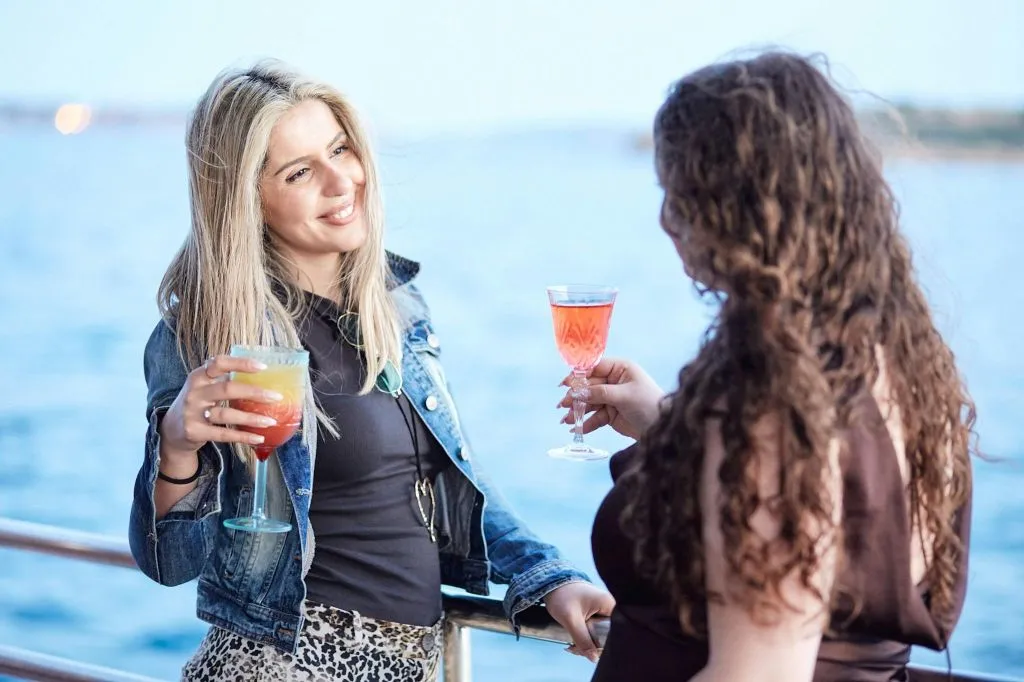 Athènes : Riviera Sunset Party Boat avec boissons et snacks