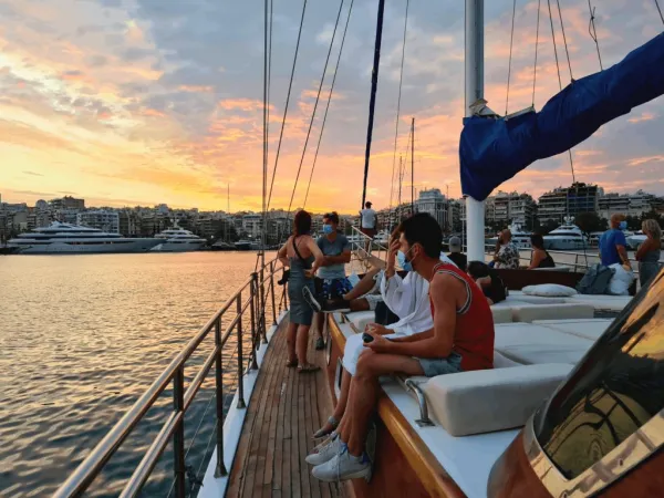 Athènes : Riviera Sunset Party Boat avec boissons et snacks