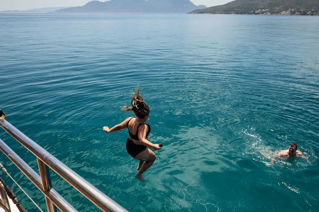 Athènes : Riviera Sunset Party Boat avec boissons et snacks