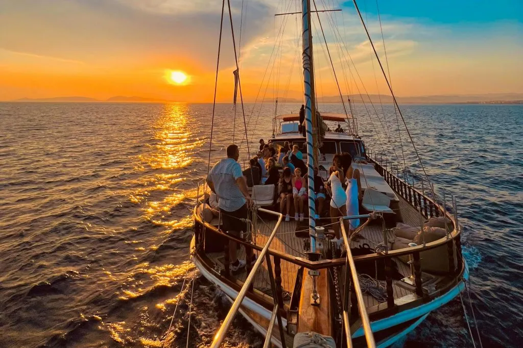 Athènes : Riviera Sunset Party Boat avec boissons et snacks