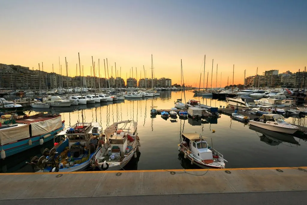 Athènes : Riviera Sunset Party Boat avec boissons et snacks
