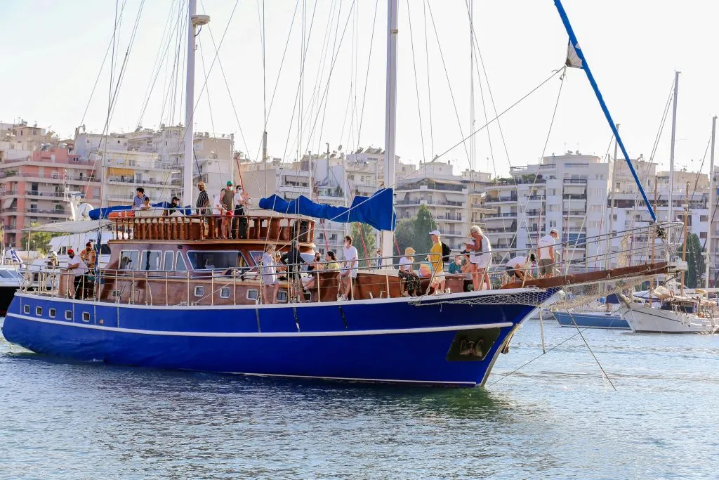 Athènes : Riviera Sunset Party Boat avec boissons et snacks