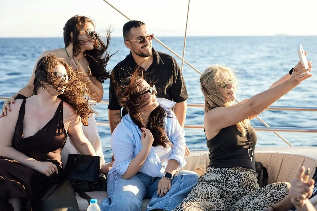 Athènes : Riviera Sunset Party Boat avec boissons et snacks