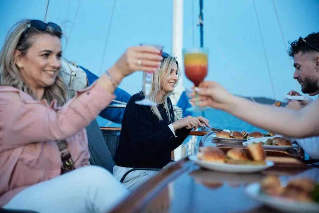 Athènes : Riviera Sunset Party Boat avec boissons et snacks
