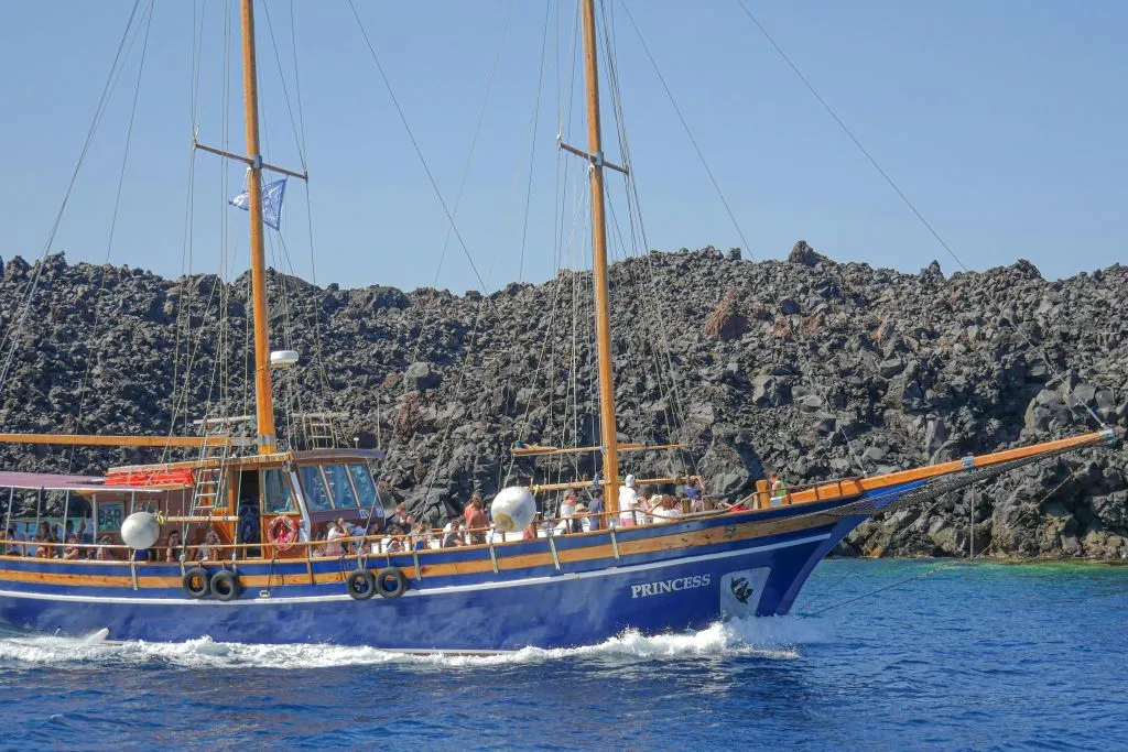 Santorini: Crucero por las Islas Volcánicas con Visita a las Aguas Termales
