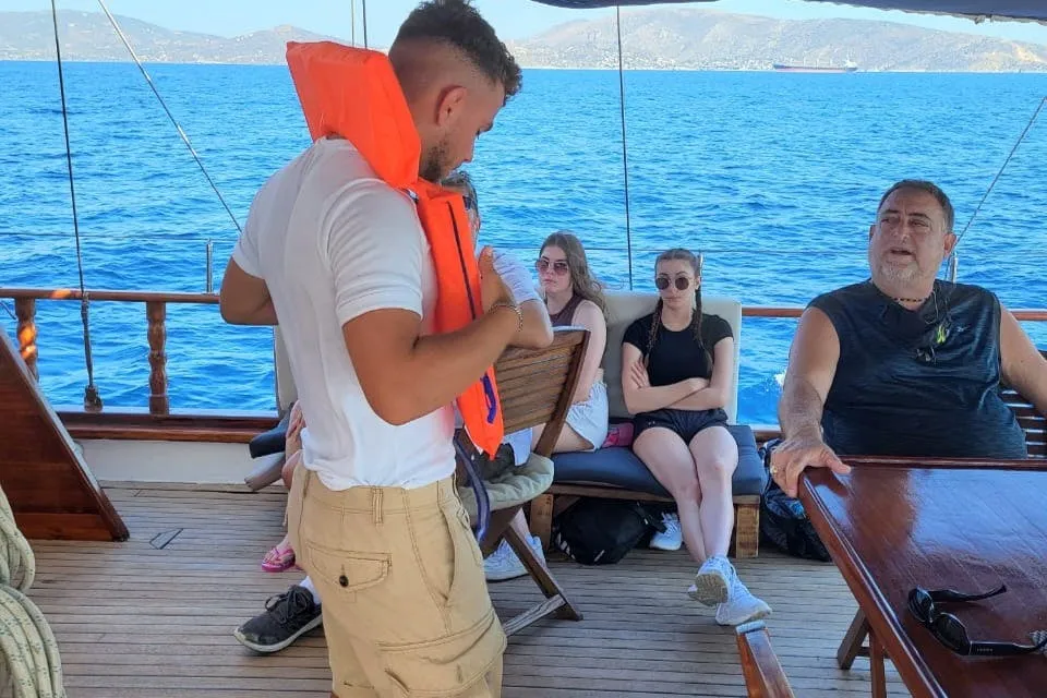 Agistri, Moni ed Egina: Crociera in barca a vela con pranzo e spuntini da Atene
