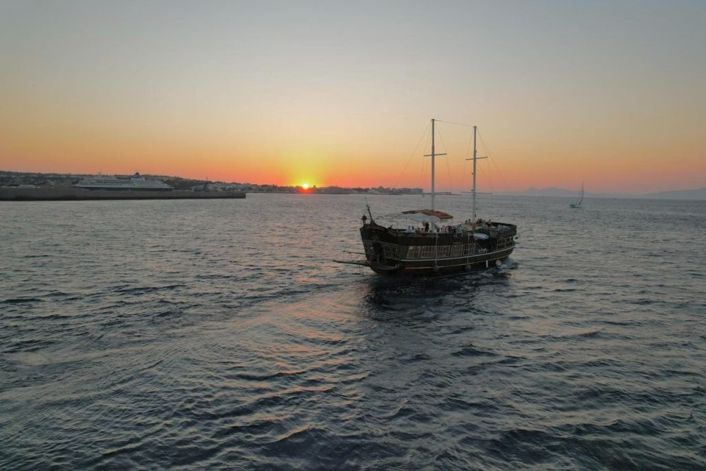 Rhodes : Croisière au coucher du soleil avec barbecue grec et boissons illimitées