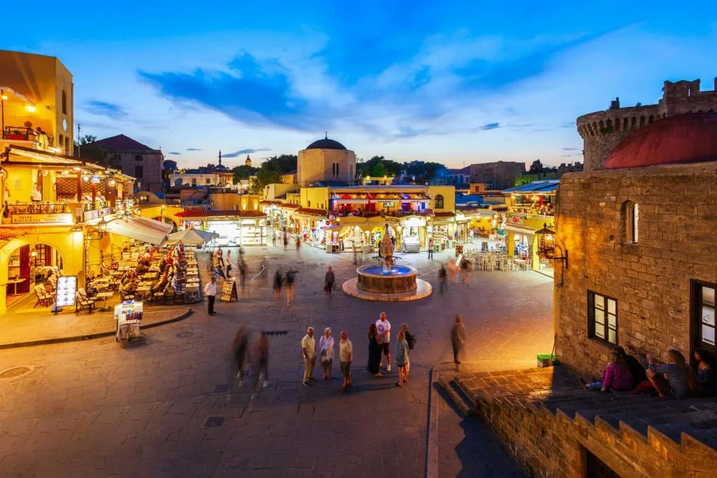 Rhodes : Visite nocturne de la vieille ville en E-bike + boissons et mezzés grecs
