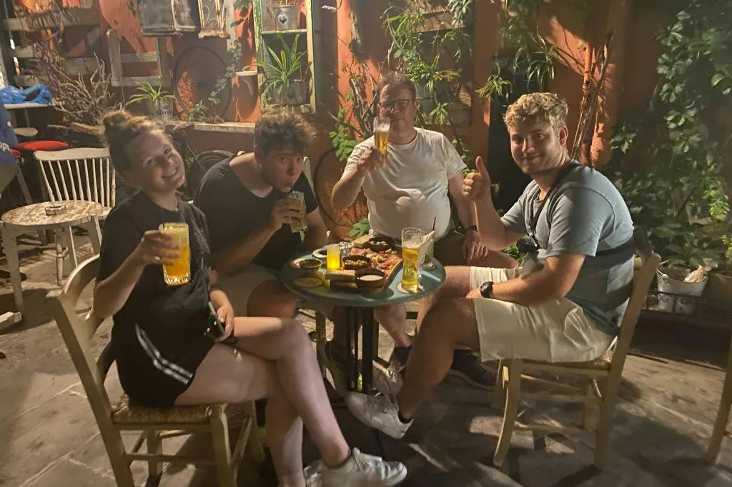 Rhodes : Visite nocturne de la vieille ville en E-bike + boissons et mezzés grecs