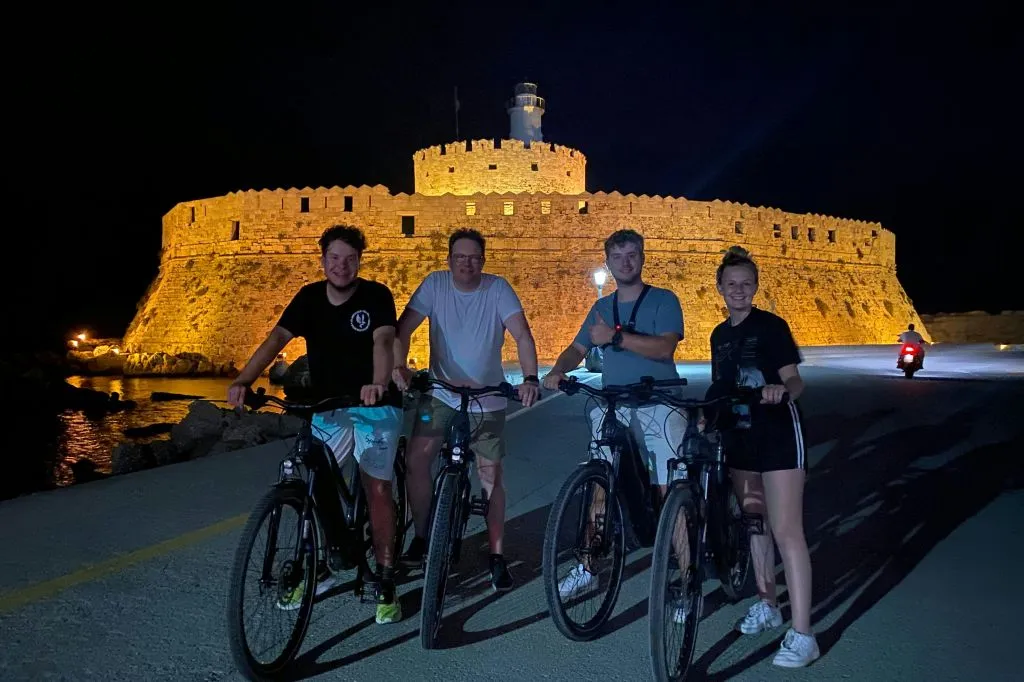 Rhodes : Visite nocturne de la vieille ville en E-bike + boissons et mezzés grecs