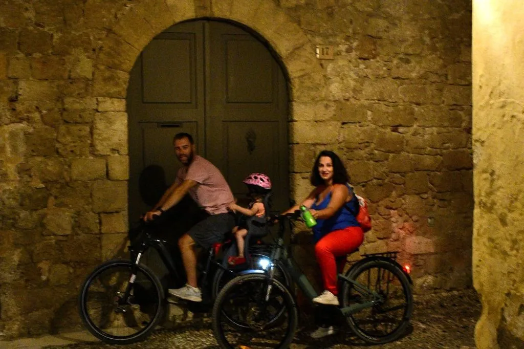 Rhodes : Visite nocturne de la vieille ville en E-bike + boissons et mezzés grecs